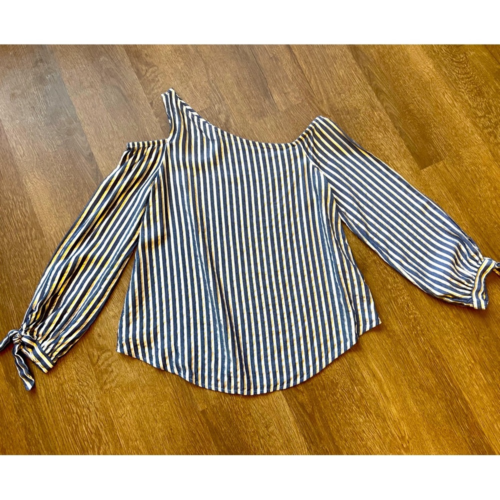 Beautiful Express Top- Intricate White, Gold, & Navy Stripes